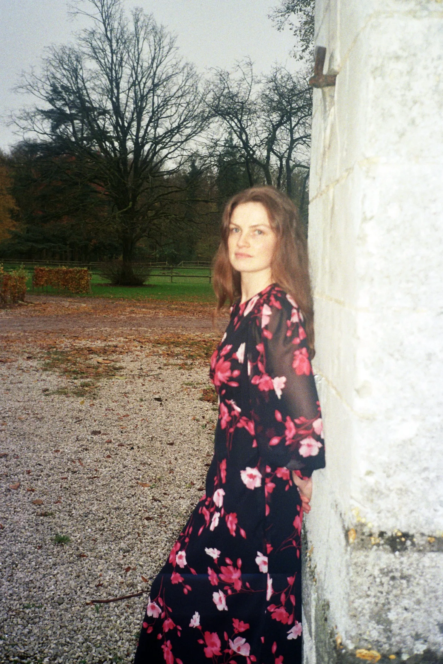 MaisonCléo Robes>Robe STEPHANIE en soie noire et fleurs rouges – HOLIDAYS CAPSULE 1/25