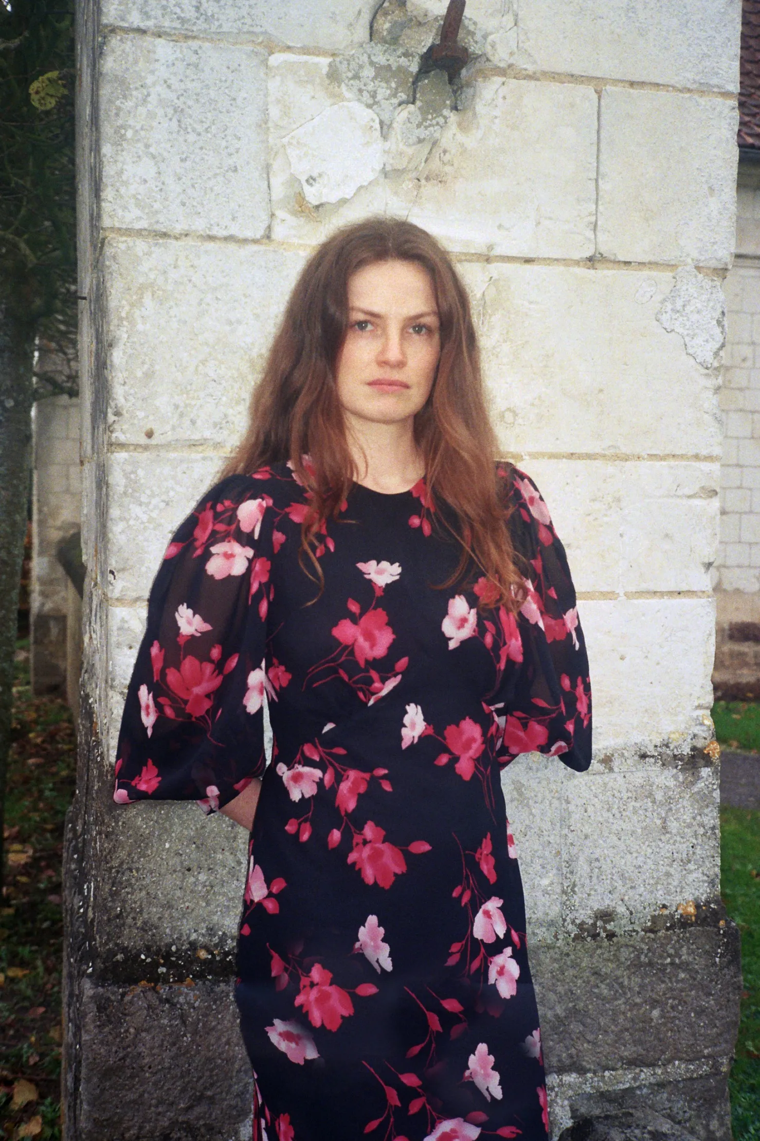 MaisonCléo Robes>Robe STEPHANIE en soie noire et fleurs rouges – HOLIDAYS CAPSULE 1/25