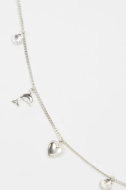 MaisonCléo Ceintures>RUNWAY LOOK 19 – Ceinture chaîne argentée avec pendants coeurs et dauphins