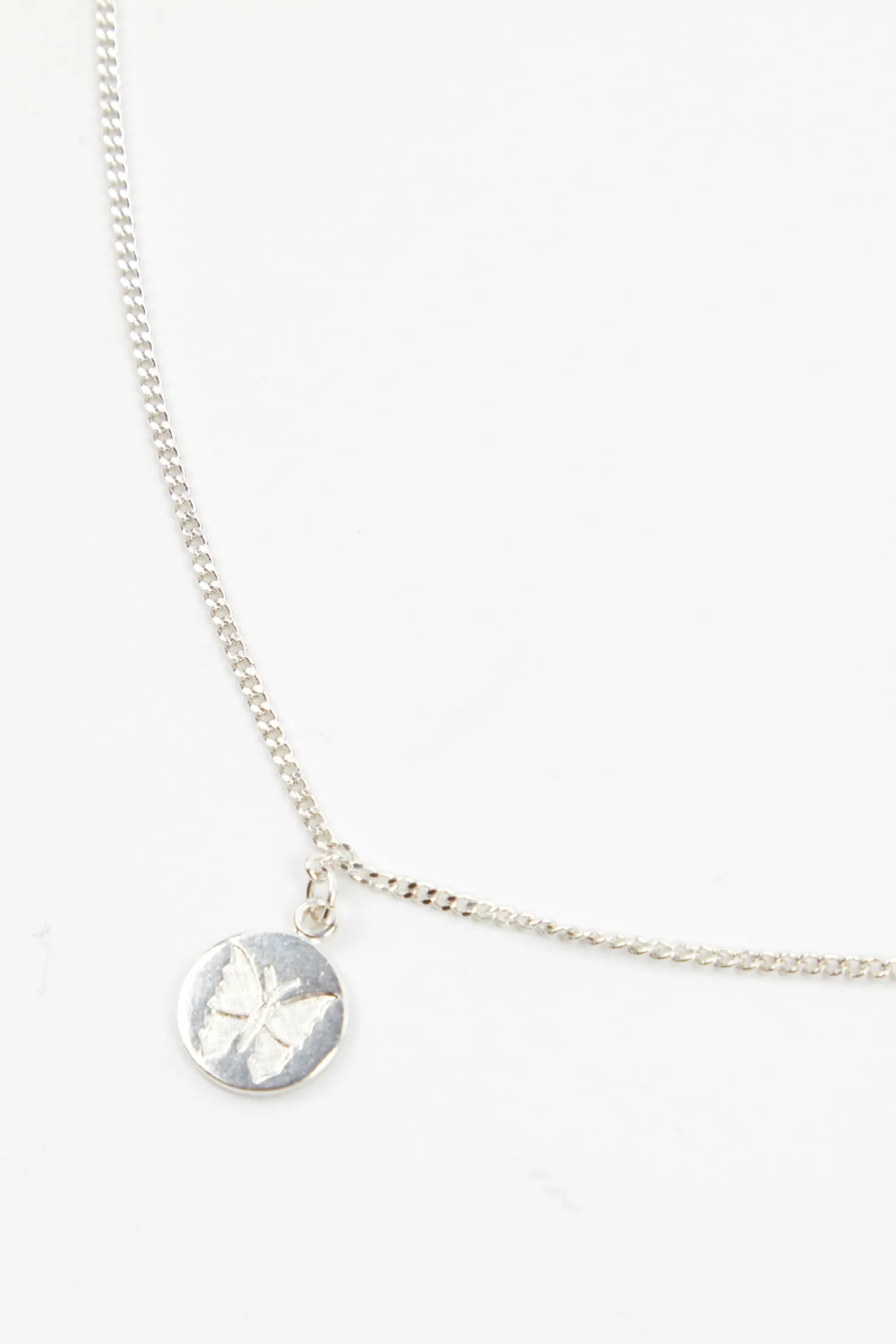 MaisonCléo Bijoux>RUNWAY LOOK 32 – Ceinture chaîne argentée avec faux piercing médaillon papillon gravé