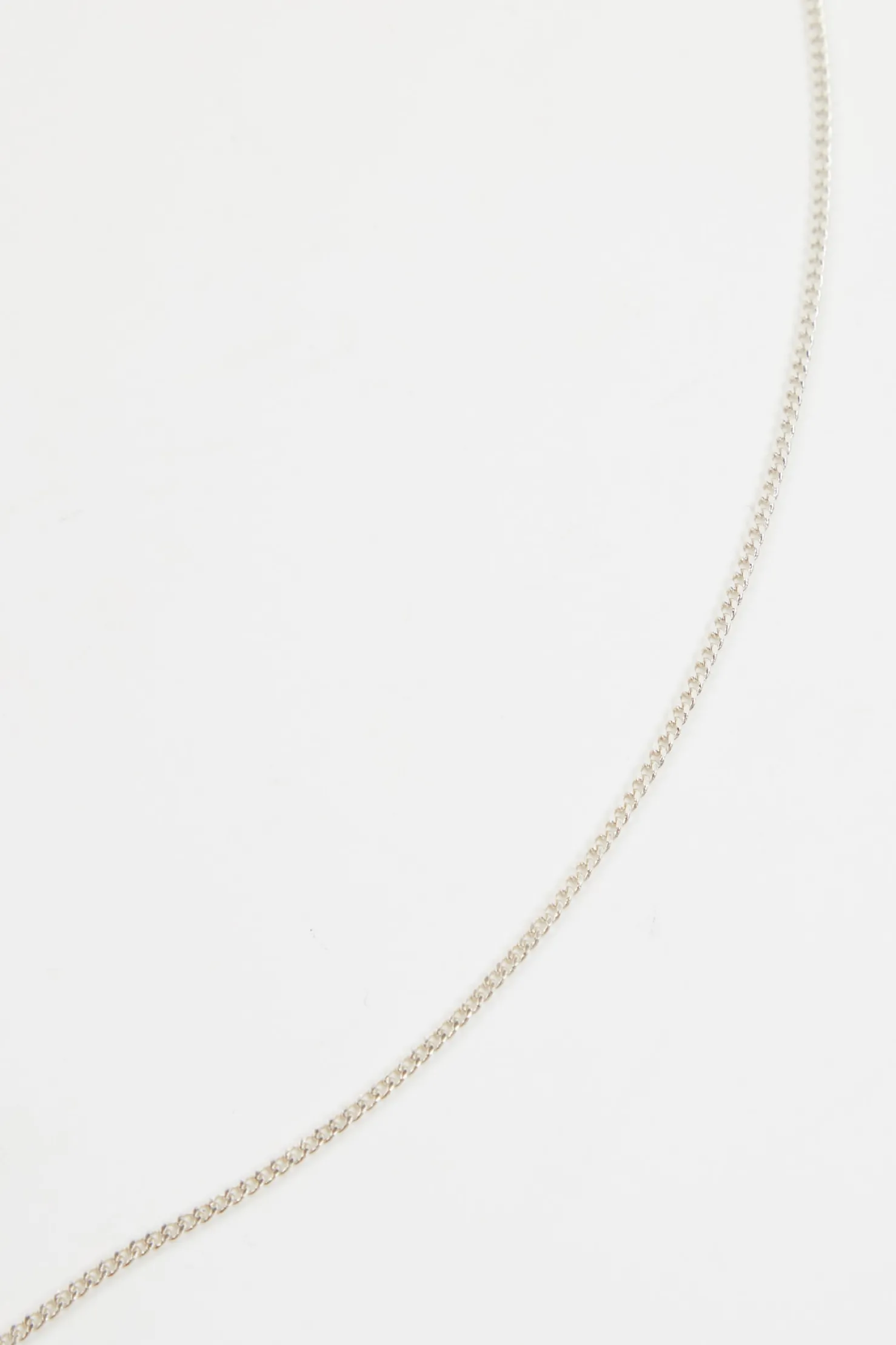 MaisonCléo Bijoux>RUNWAY LOOK 32 – Ceinture chaîne argentée avec faux piercing médaillon papillon gravé
