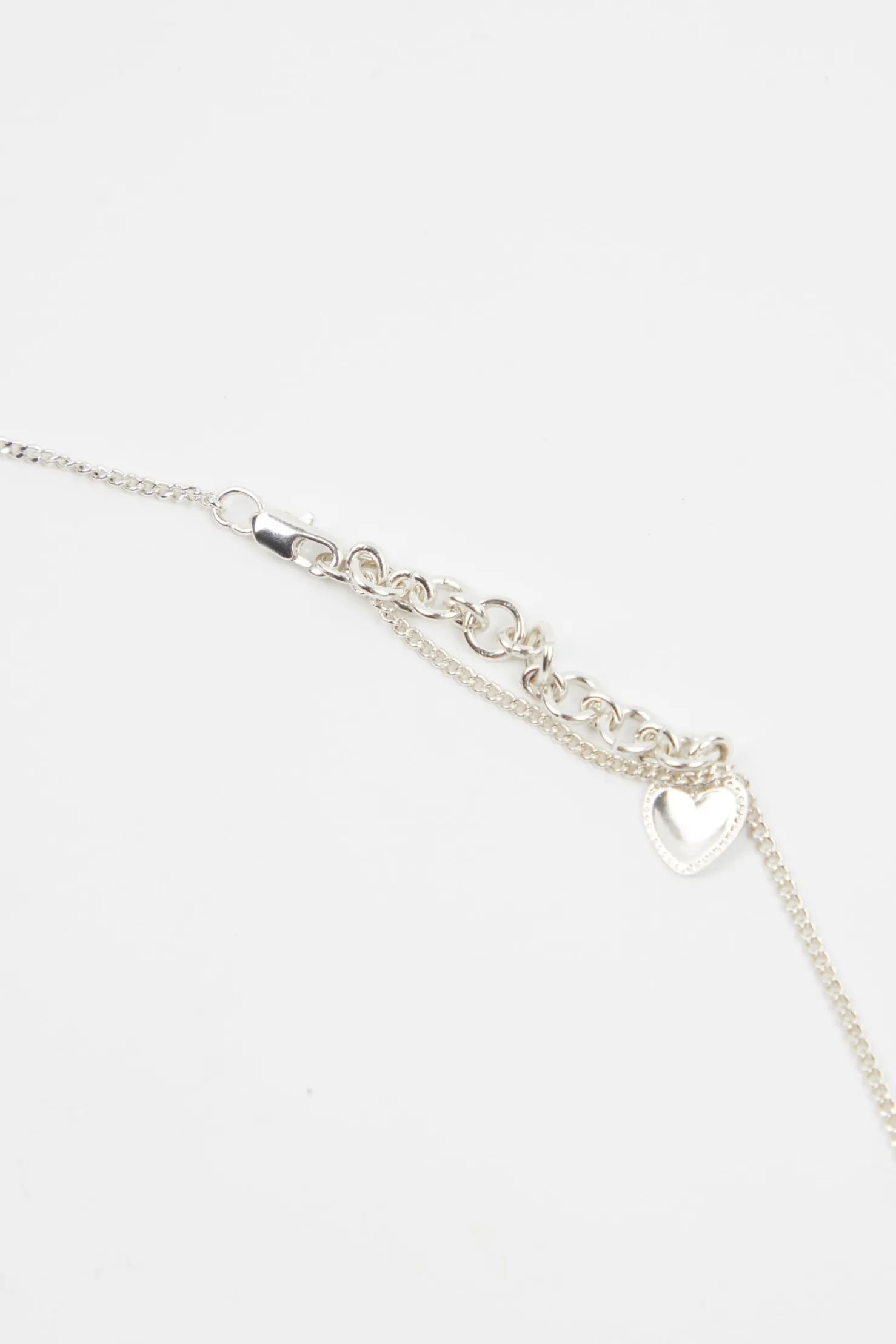MaisonCléo Bijoux>RUNWAY LOOK 32 – Ceinture chaîne argentée avec faux piercing médaillon papillon gravé