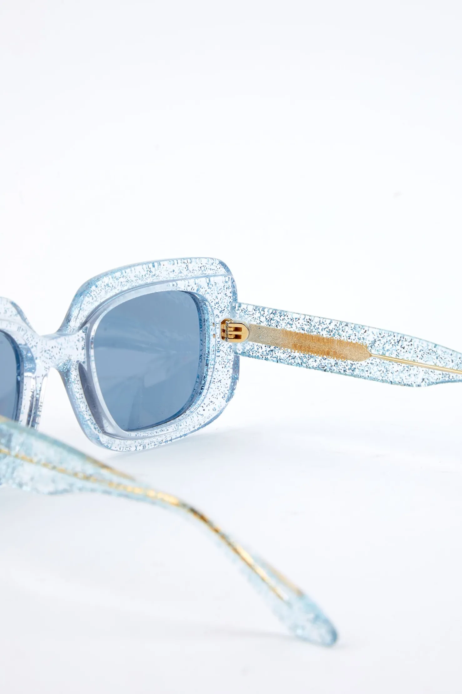 MaisonCléo Lunettes De Soleil>RUNWAY LOOK 35 – LUNETTES PAILLETTES BLEUES CLÉO X EMMANUELLE KHANH