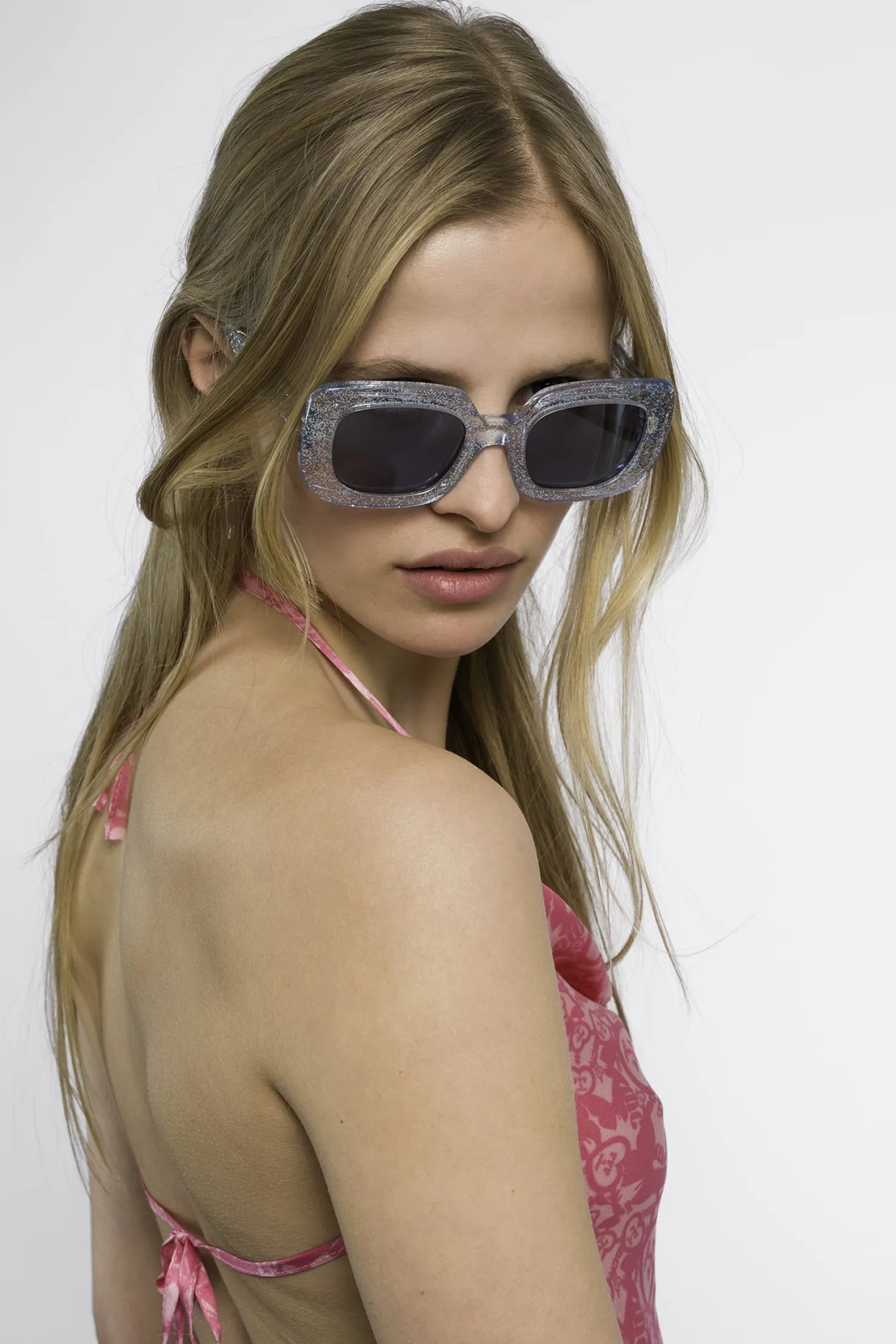 MaisonCléo Lunettes De Soleil>RUNWAY LOOK 35 – LUNETTES PAILLETTES BLEUES CLÉO X EMMANUELLE KHANH