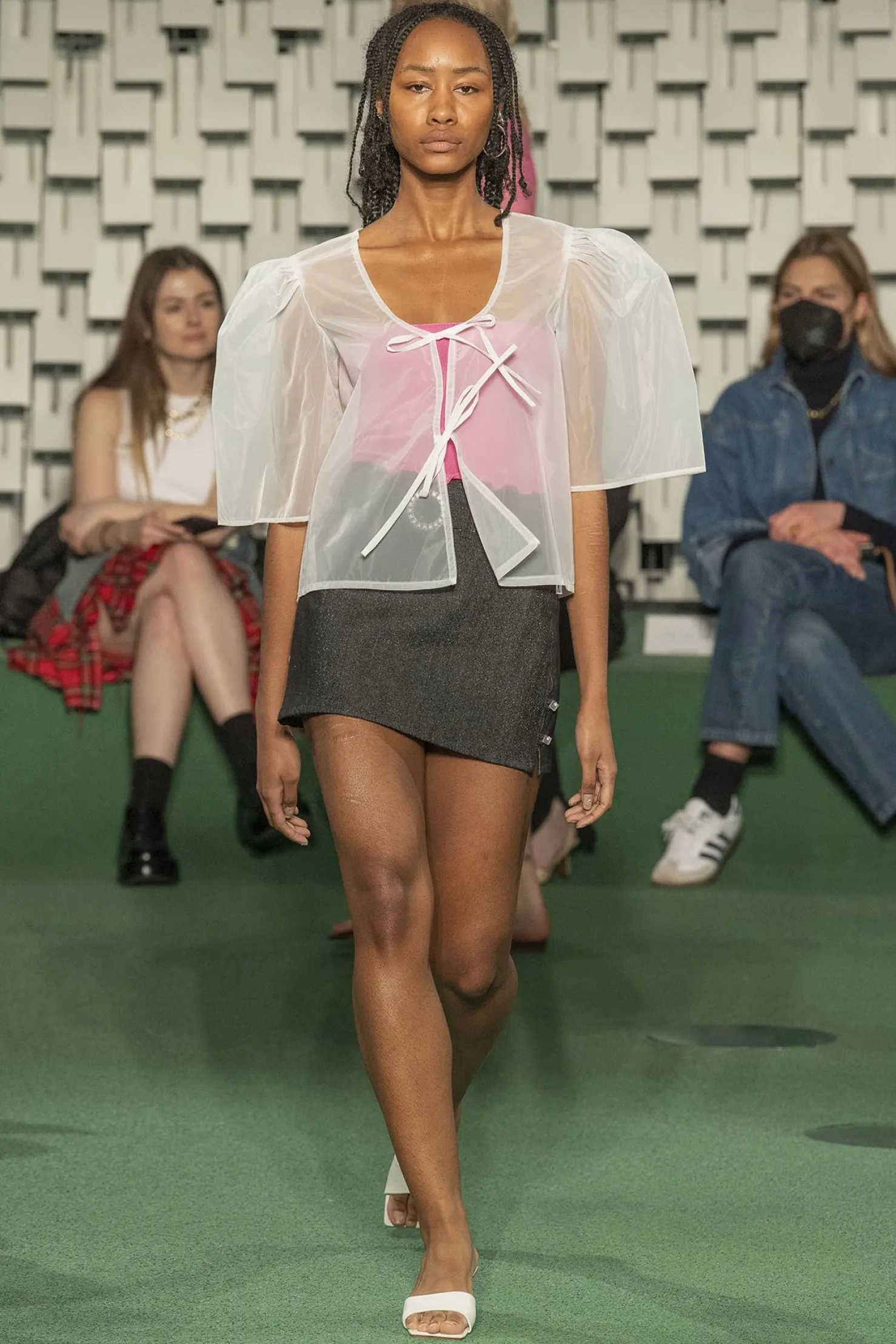 MaisonCléo Jupes>RUNWAY LOOK 36 – Mini jupe ceinturée en jean foncé pailleté
