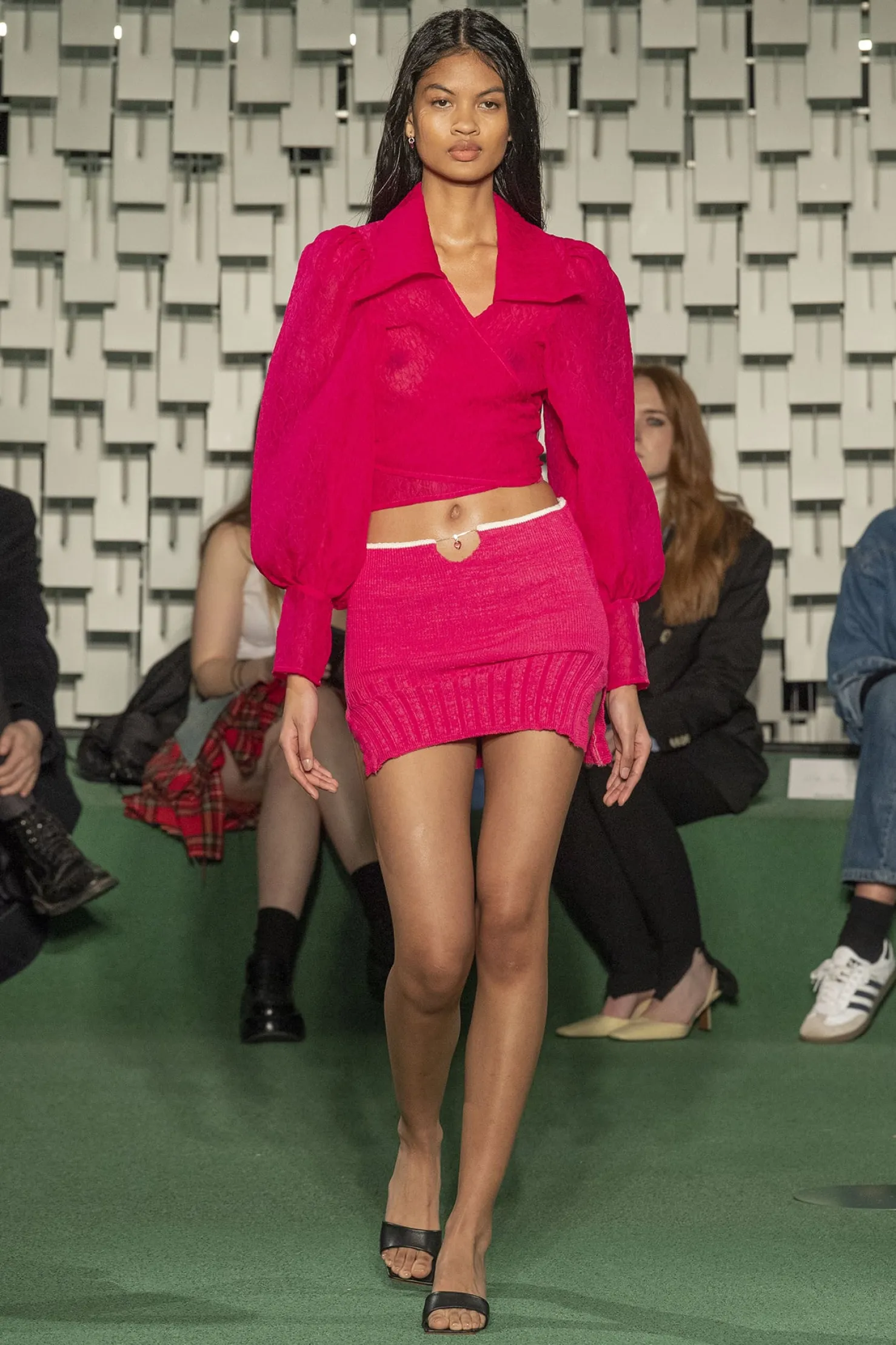 MaisonCléo Jupes>RUNWAY LOOK 30 – Mini jupe rose fuchsia tricotée avec fentes et piercing coeur