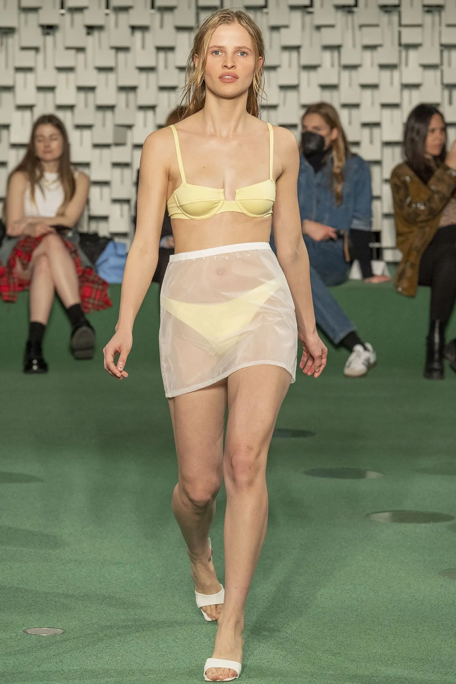 MaisonCléo Jupes|Maillot De Bain>RUNWAY LOOK 19 – Mini jupe trapeze blanche transparente style imperméable