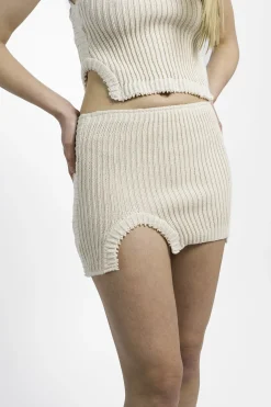 MaisonCléo Jupes>RUNWAY LOOK 27 – Mini-jupe tricoté en coton écru avec fente
