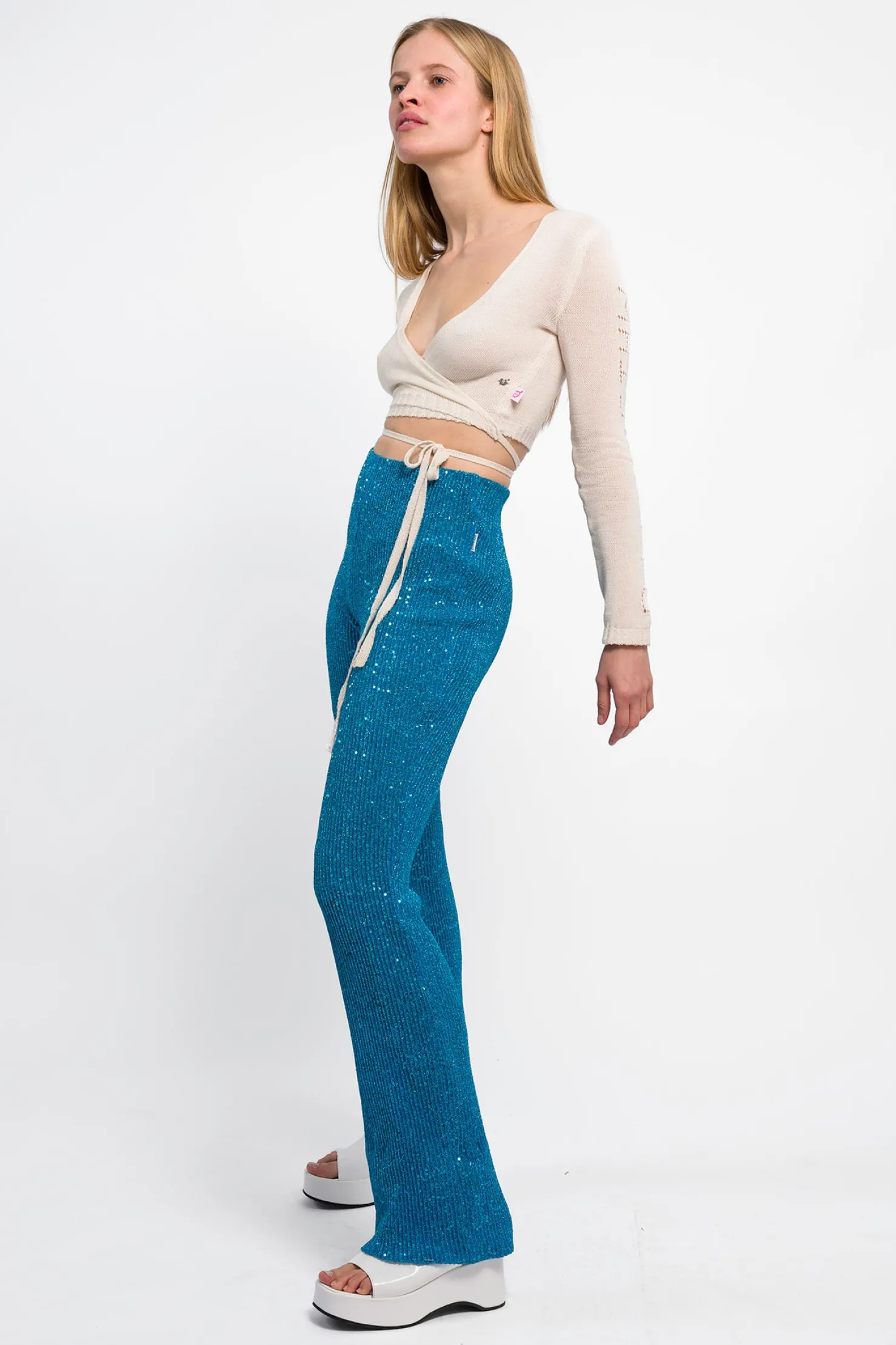 MaisonCléo Pantalons / Shorts>RUNWAY LOOK 45 – Pantalon à sequins bleus évasé