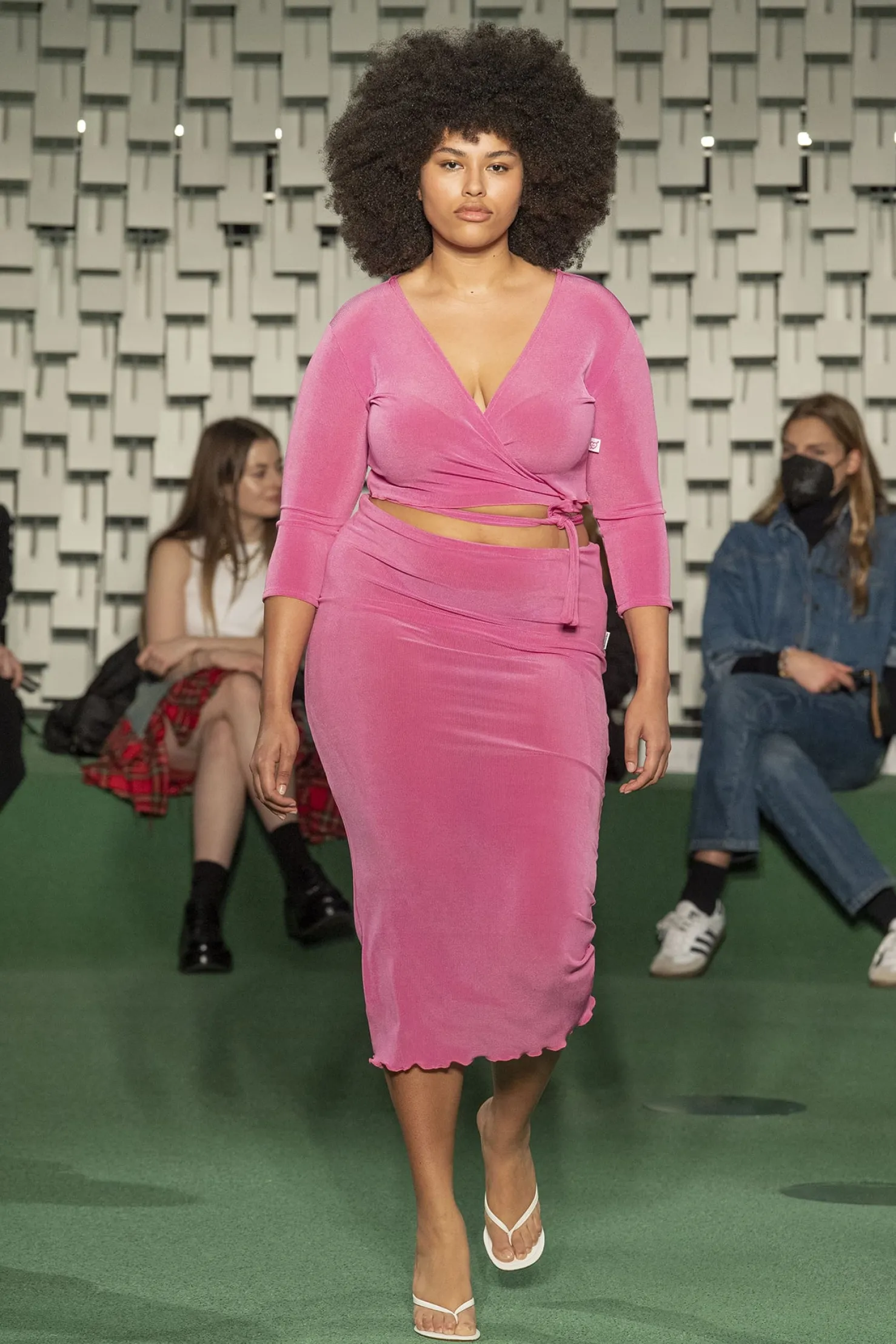 MaisonCléo Jupes>SS22 RUNWAY LOOK 18 – Jupe longue tube rose fuschia peau de sirène