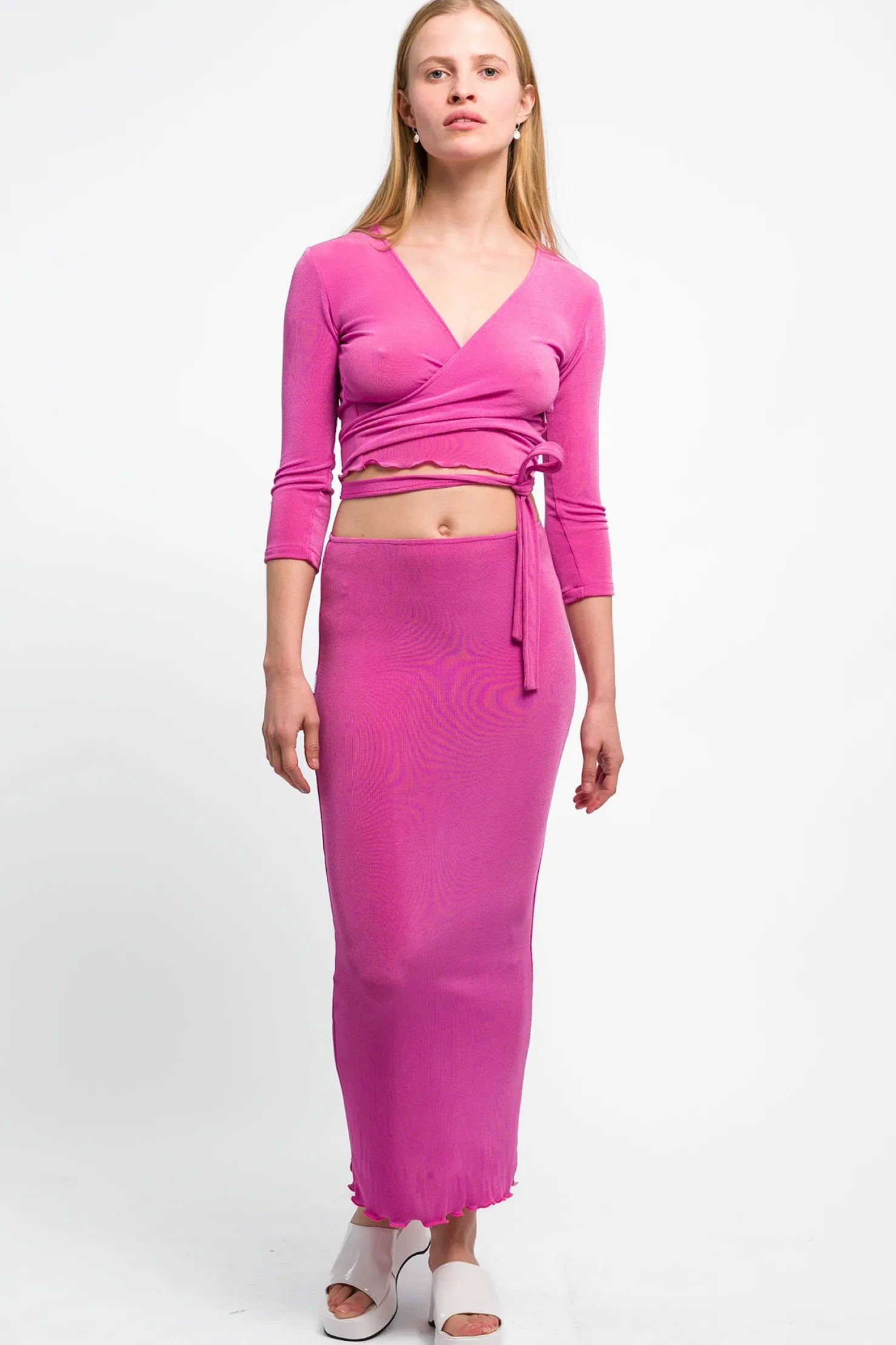 MaisonCléo Jupes>SS22 RUNWAY LOOK 18 – Jupe longue tube rose fuschia peau de sirène
