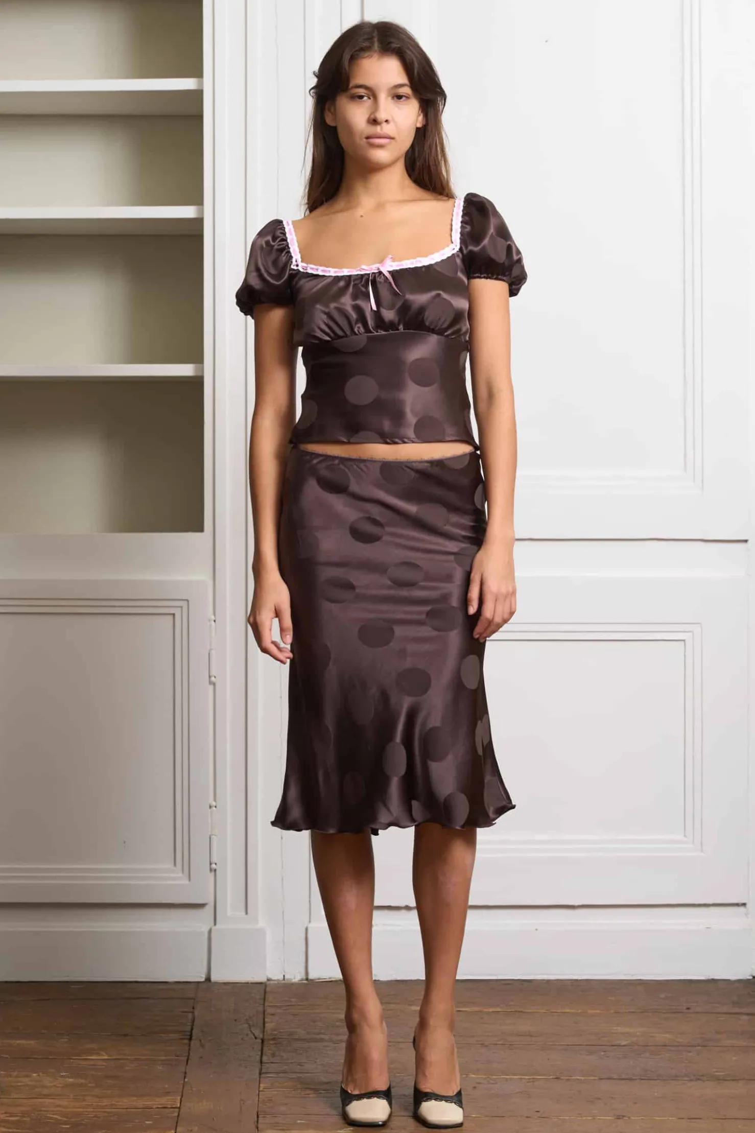 MaisonCléo Tops>Top à motif pois marrons en soie et détail ruban rose