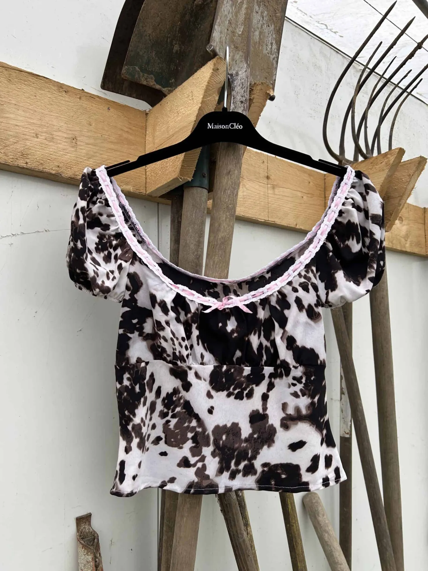 MaisonCléo Blouses>Top à motif vache marron en soie et détail ruban rose