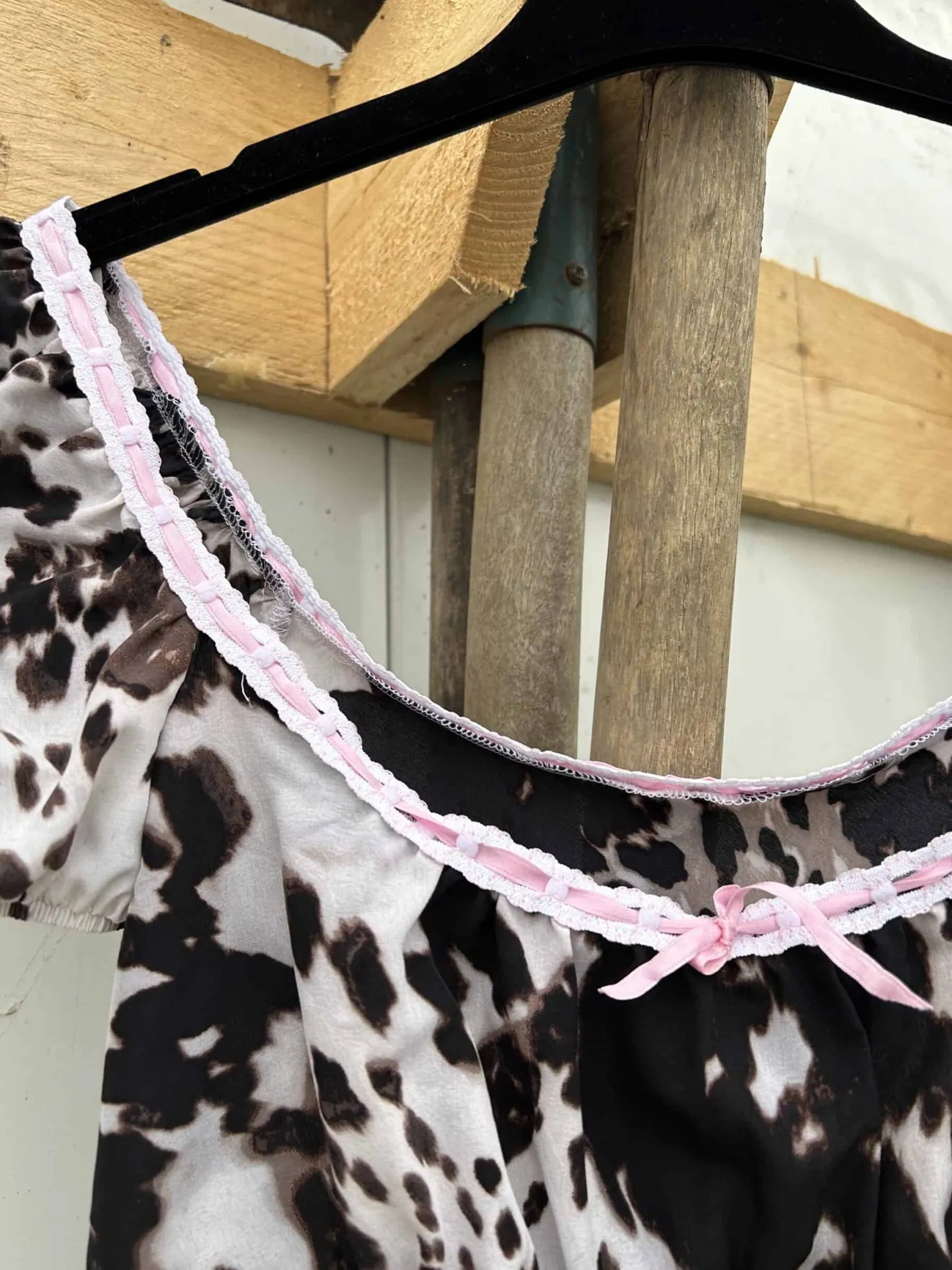MaisonCléo Blouses>Top à motif vache marron en soie et détail ruban rose