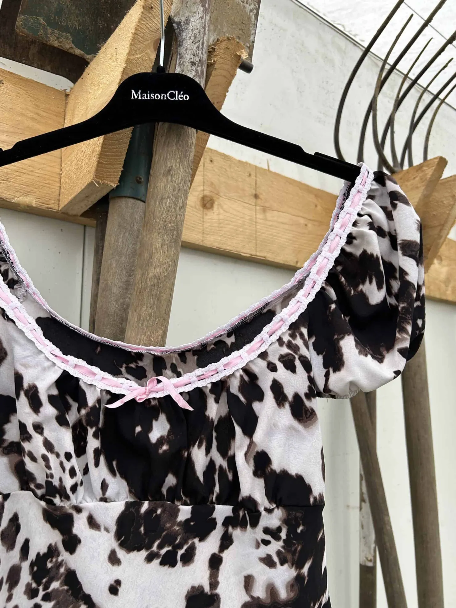 MaisonCléo Blouses>Top à motif vache marron en soie et détail ruban rose