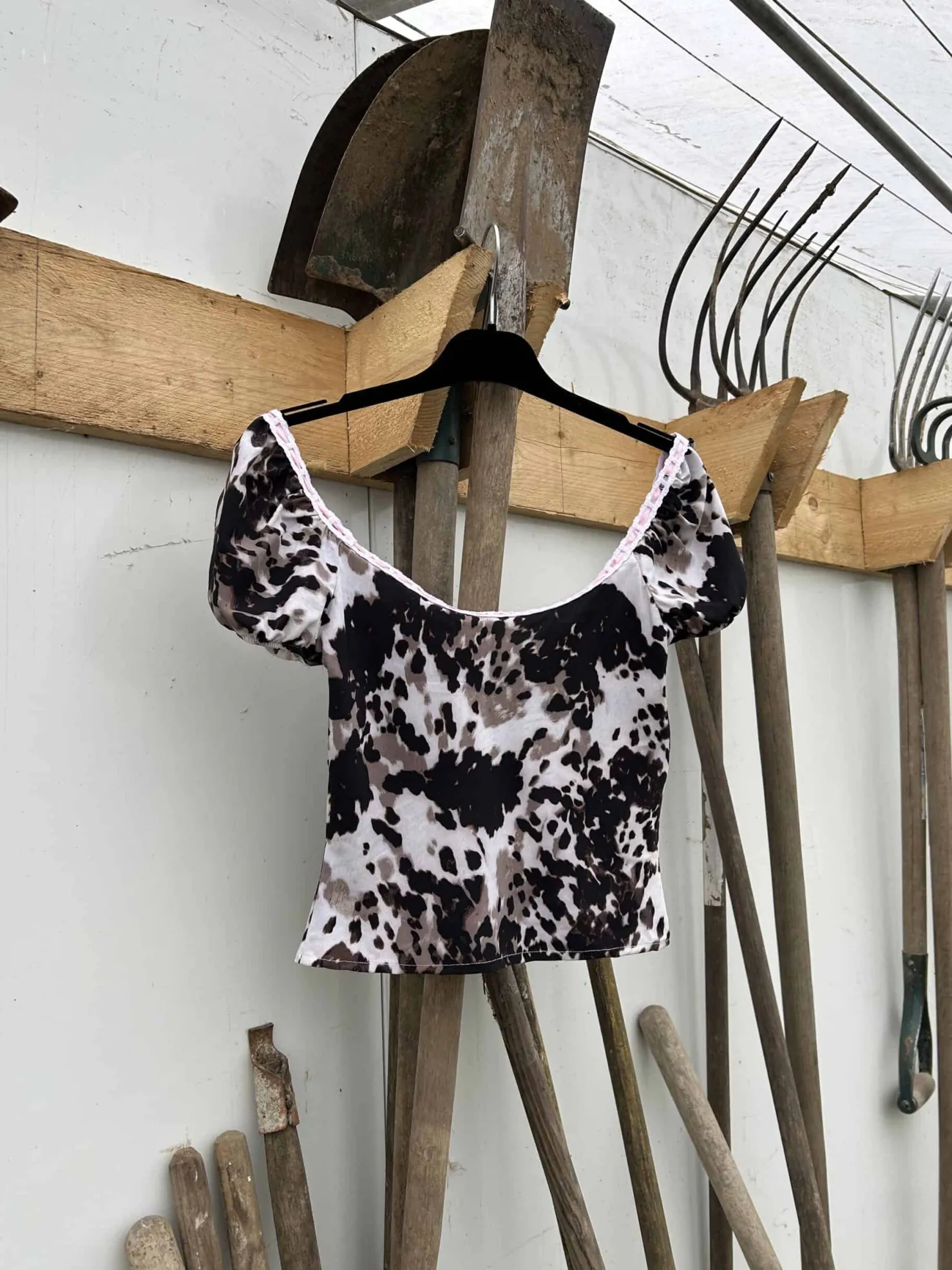 MaisonCléo Blouses>Top à motif vache marron en soie et détail ruban rose