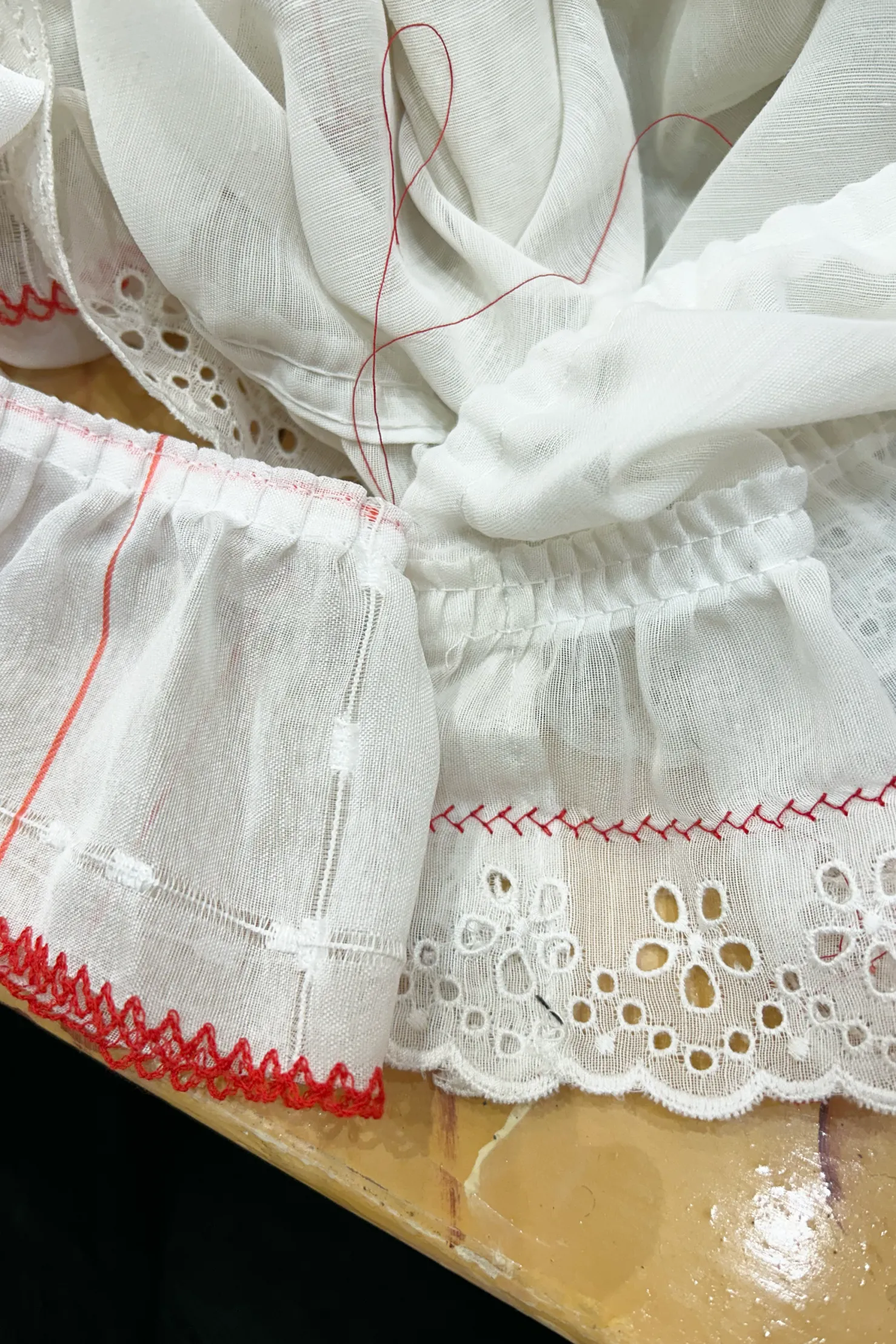 MaisonCléo Blouses>VALENTINES – Blouse MALYA en soie rouge profond et grand voilage brodé