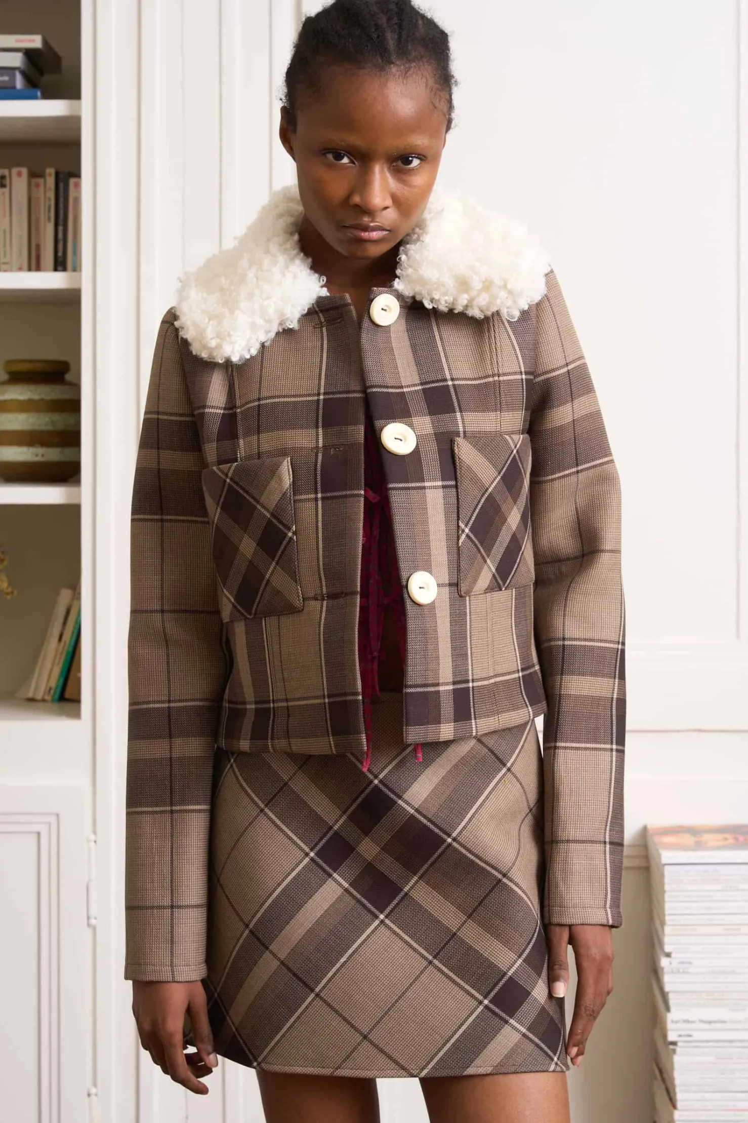 MaisonCléo Vestes / Manteaux>Veste ajustée à carreaux marrons avec fausse fourrure écrue bouclée