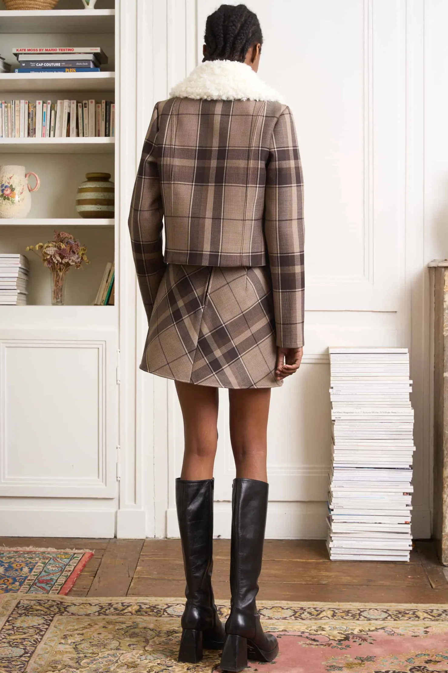 MaisonCléo Vestes / Manteaux>Veste ajustée à carreaux marrons avec fausse fourrure écrue bouclée