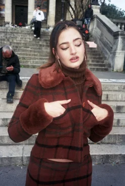 MaisonCléo Vestes / Manteaux>Veste en laine à carreaux marron col fausse fourrure EVA