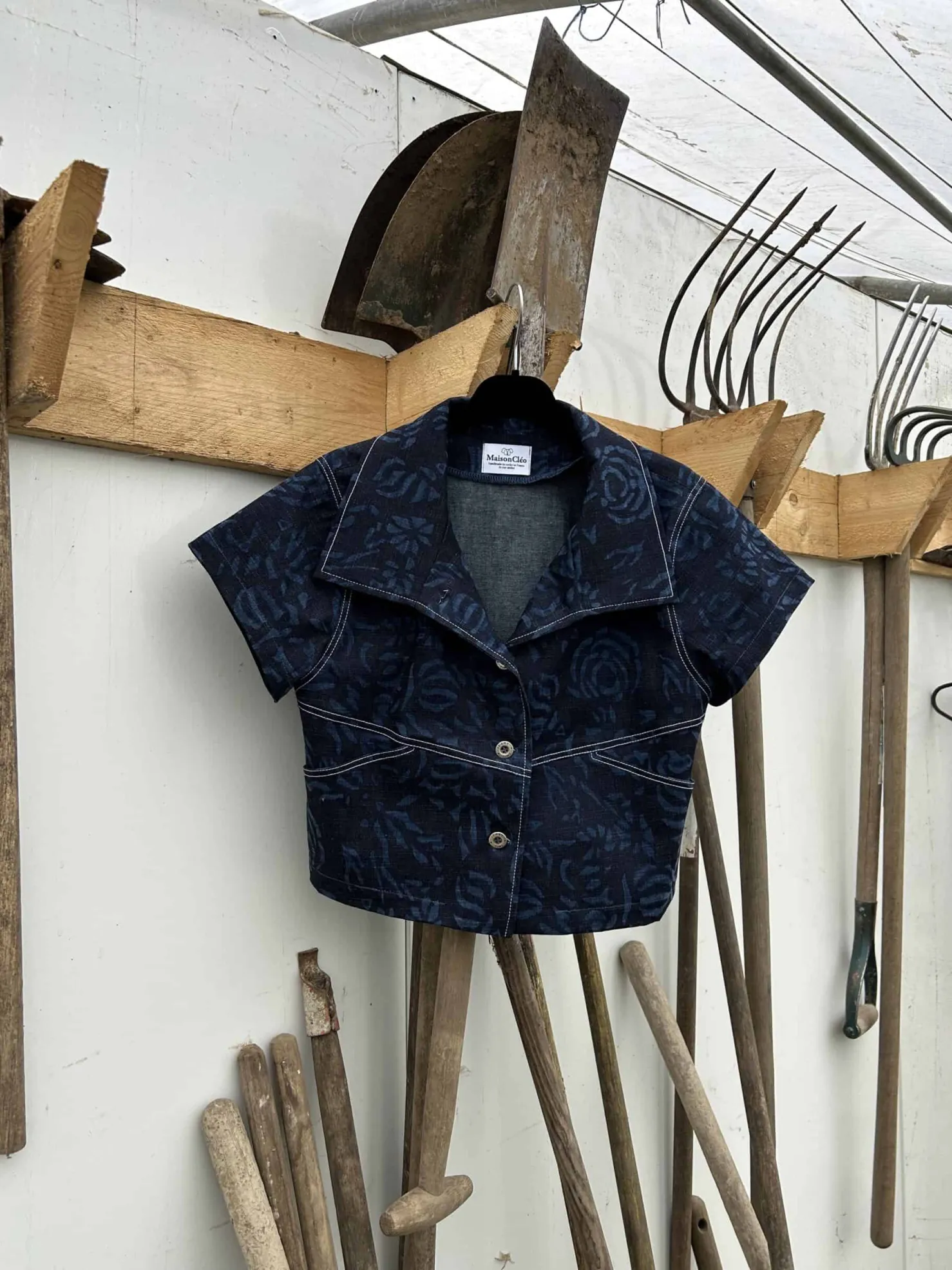 MaisonCléo Jupes>Veste manches courtes en jean bleu foncé à motif roses délavées