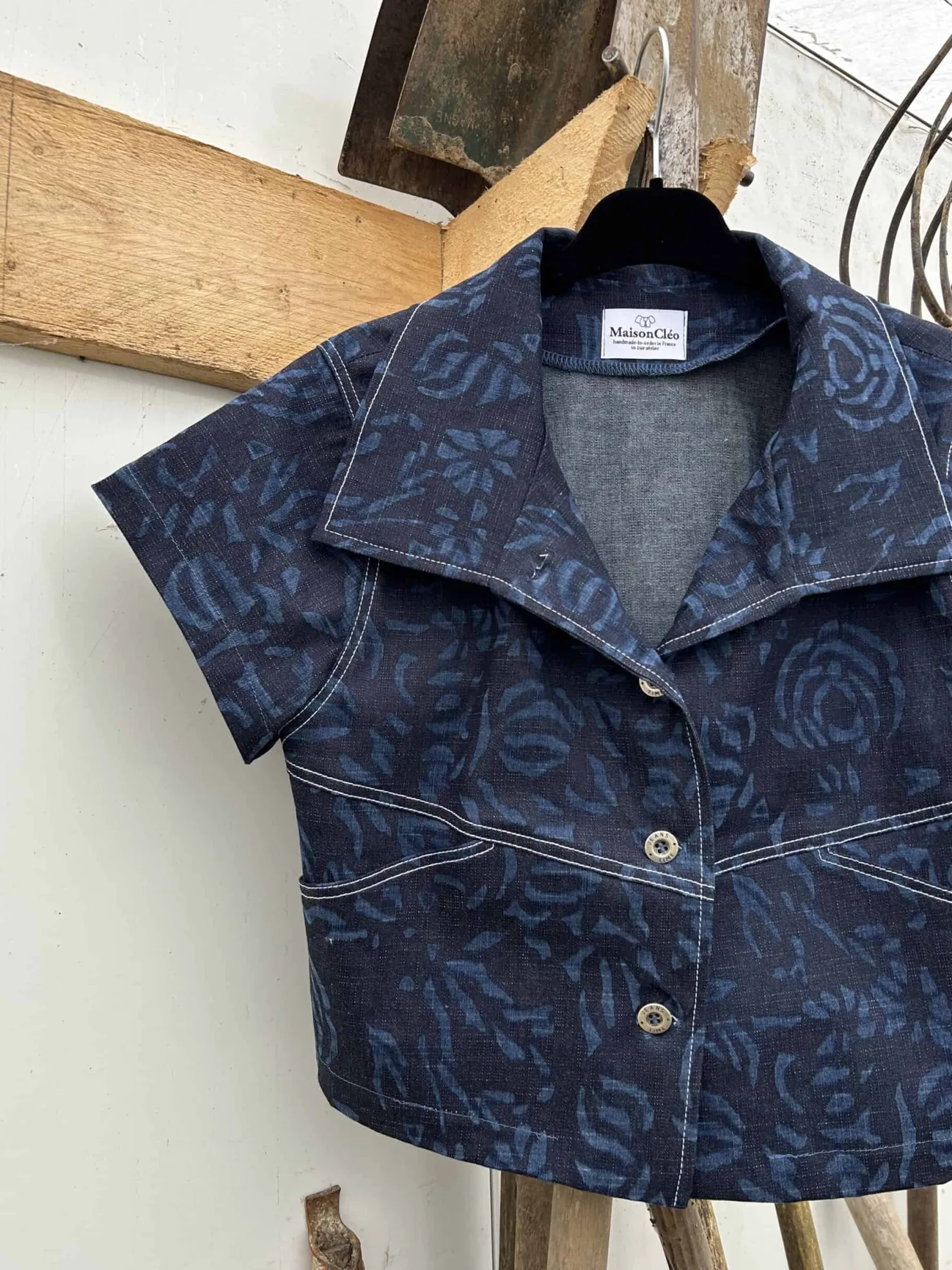 MaisonCléo Jupes>Veste manches courtes en jean bleu foncé à motif roses délavées
