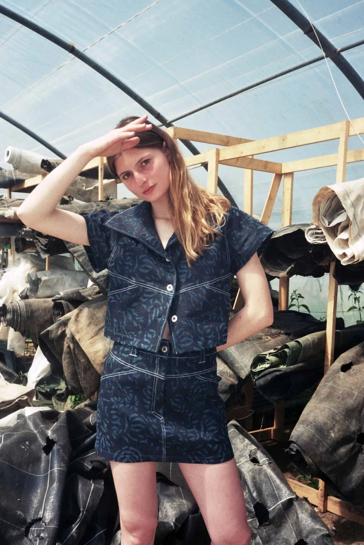 MaisonCléo Jupes>Veste manches courtes en jean bleu foncé à motif roses délavées