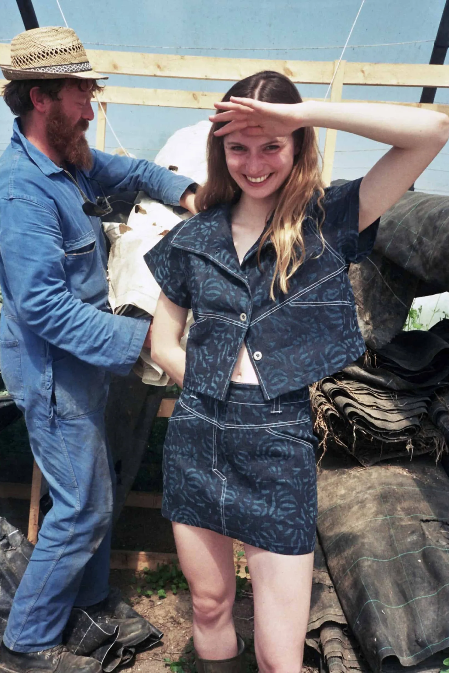 MaisonCléo Jupes>Veste manches courtes en jean bleu foncé à motif roses délavées