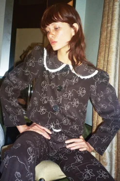 MaisonCléo Vestes / Manteaux>Veste Sophia en velours ras marron chocolat et fleurs beiges brodées